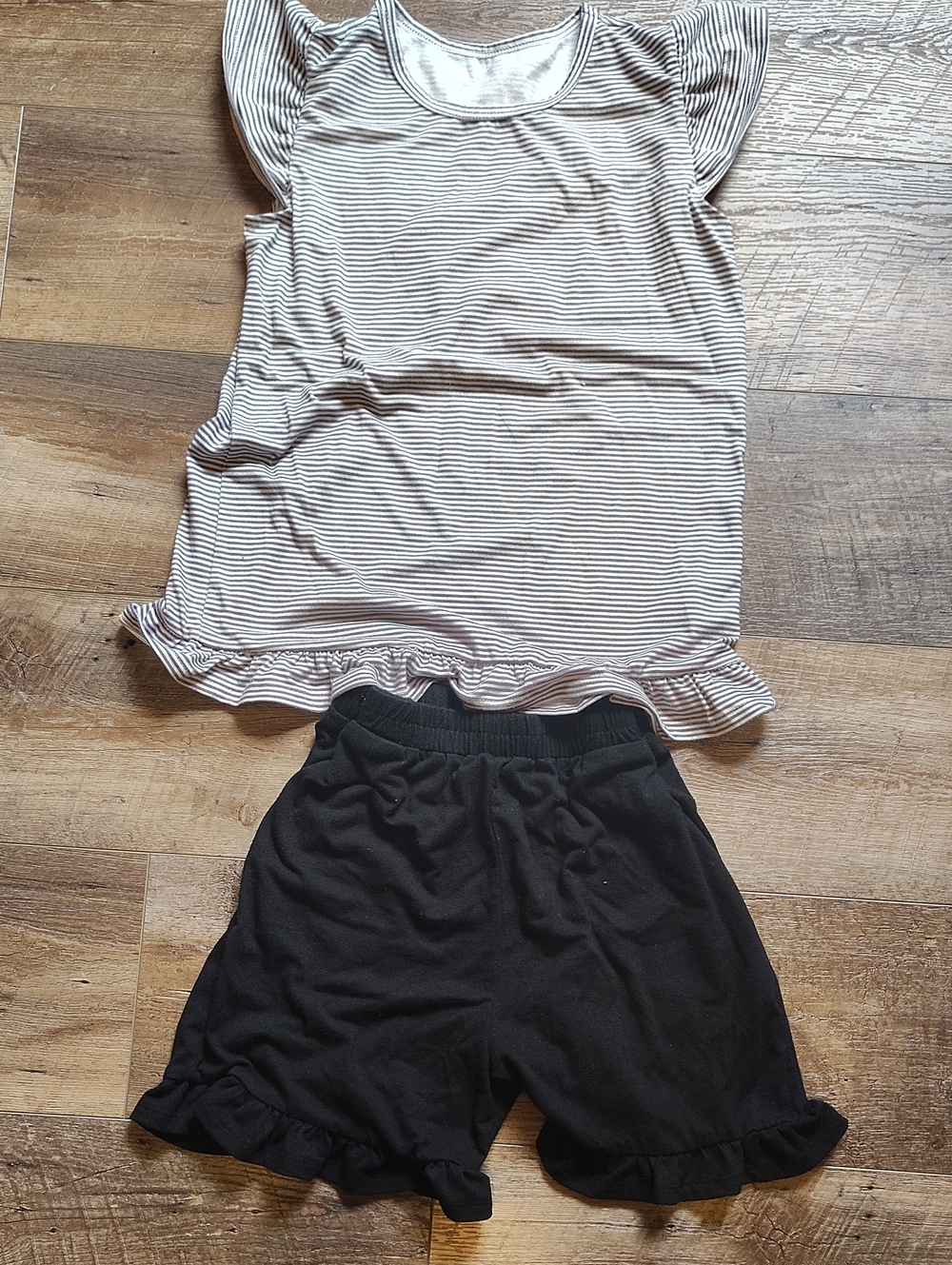 Girls Flutter Sleeve Ruffle Shirt And Shorts With Pocket Set